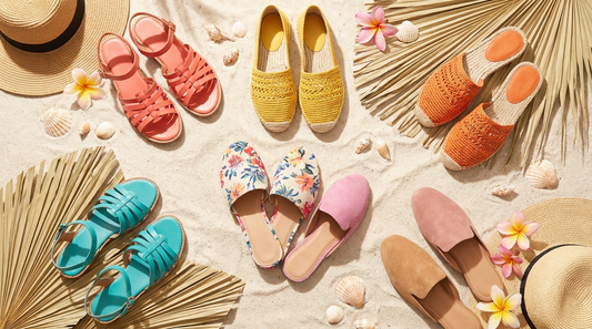Sapatos de verão coloridos: sandálias, alpargatas e mules na areia da praia