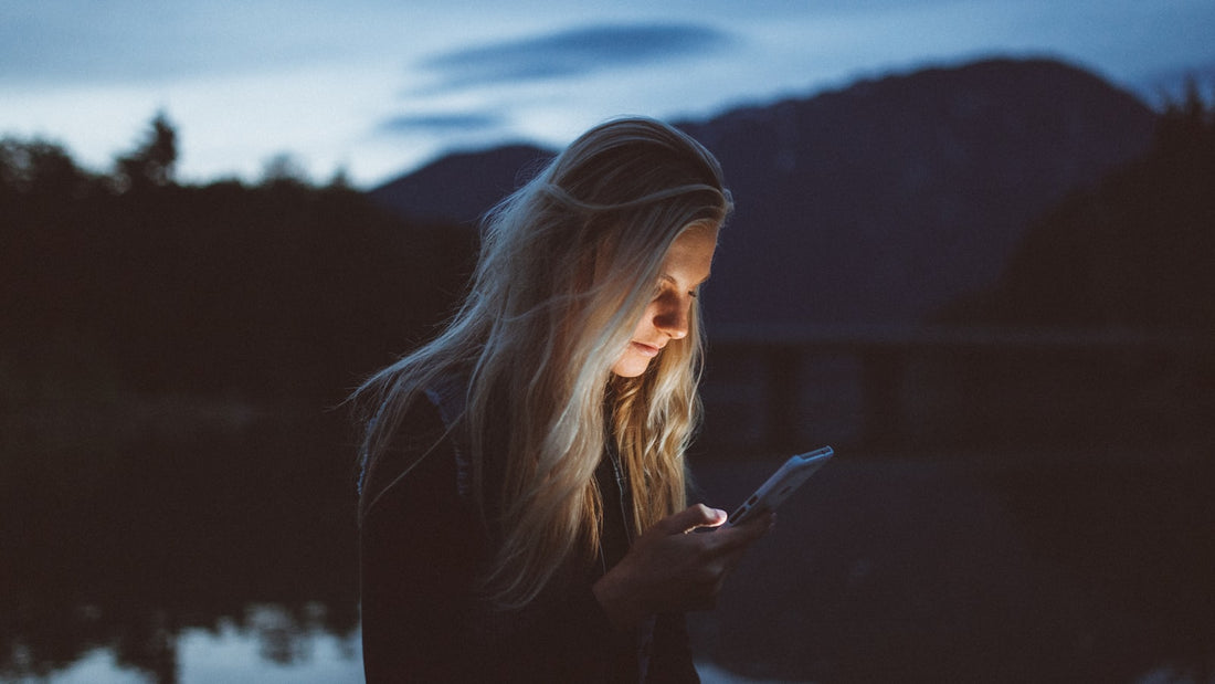 Mulher usando redes sociais no celular