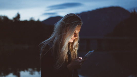 Mulher usando redes sociais no celular