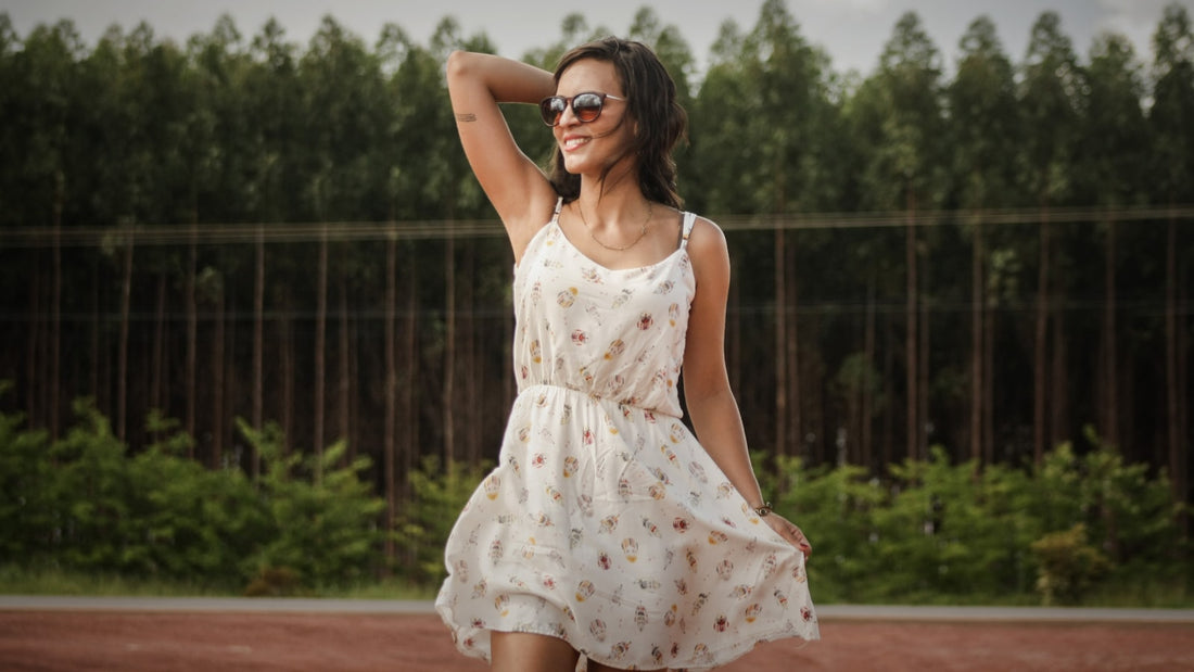 Mulher em look com vestido