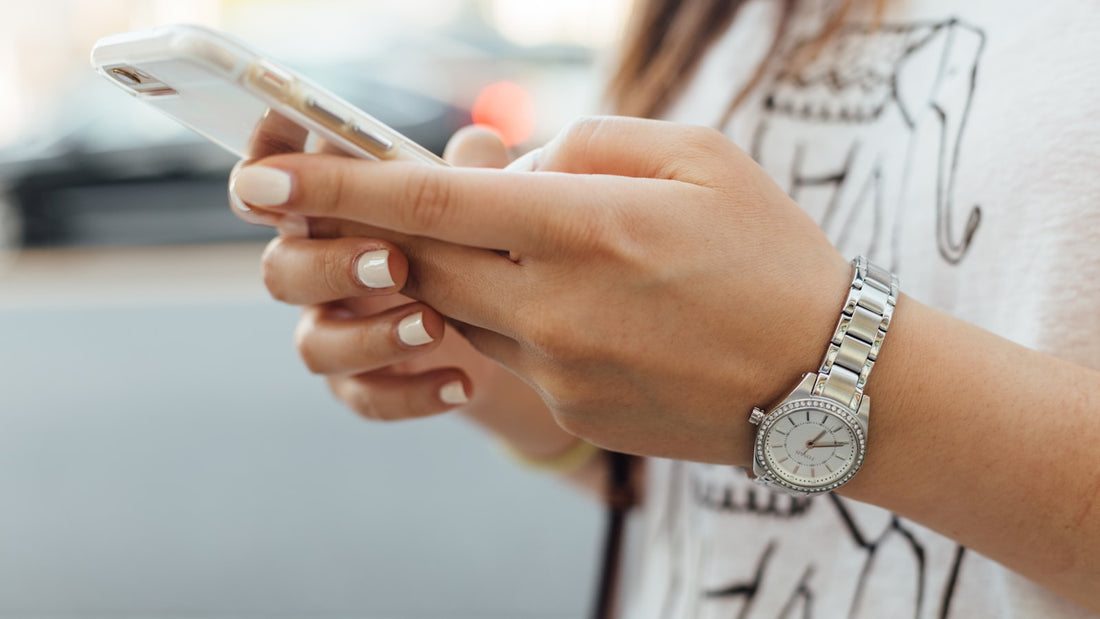 Mulher usando redes sociais no celular
