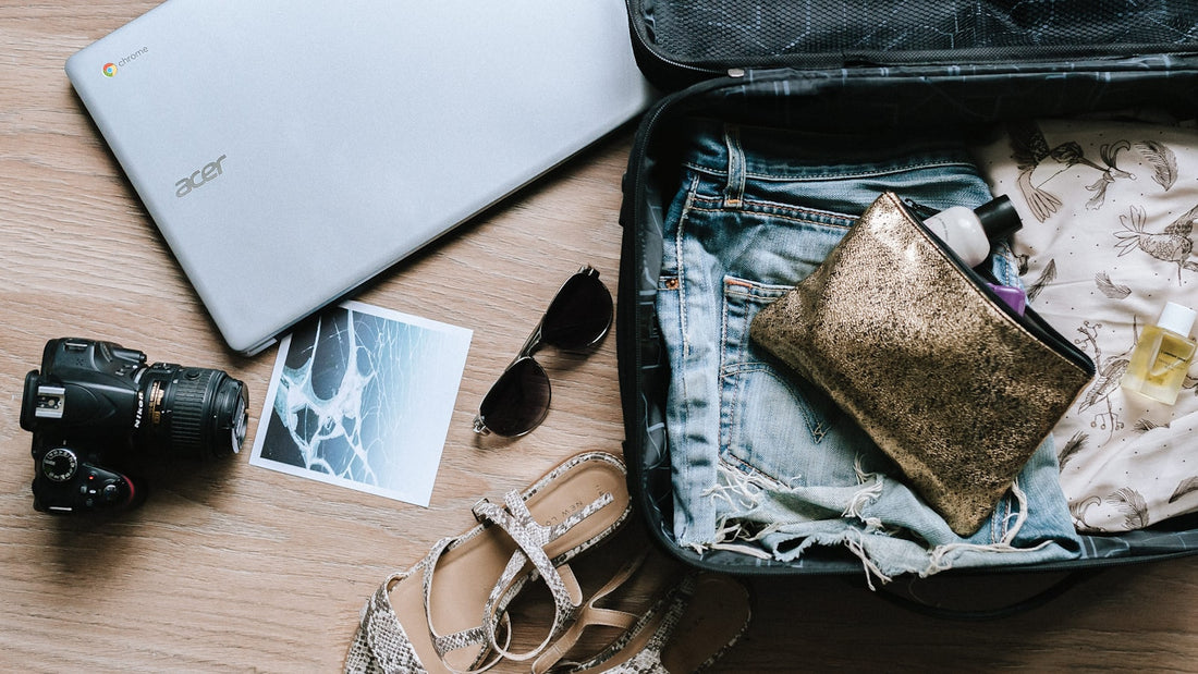 Preparação de mala de viagem com roupas