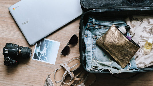 Preparação de mala de viagem com roupas