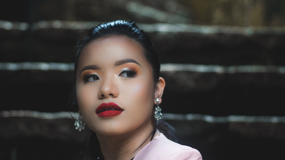 Mulher com maquiagem em retrato de beleza