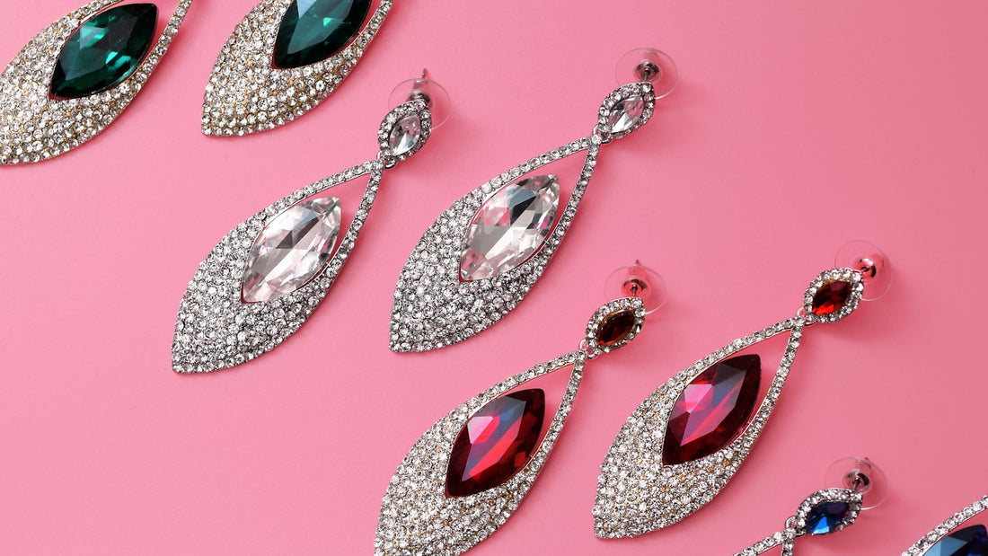 Acessórios de moda: brincos e colares