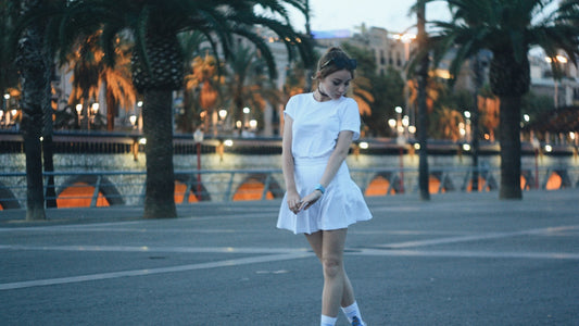 Tênis branco em look casual