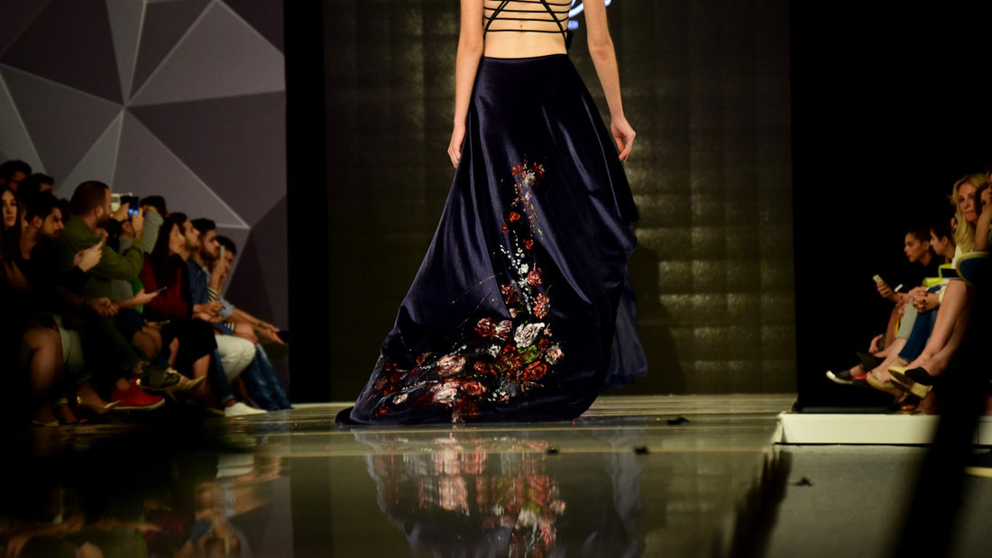 Mulher em look com vestido