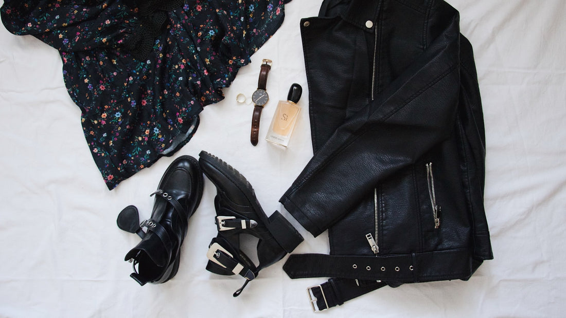 Mulher montando look de moda
