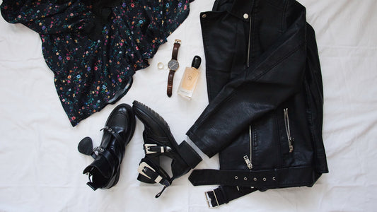 Mulher montando look de moda