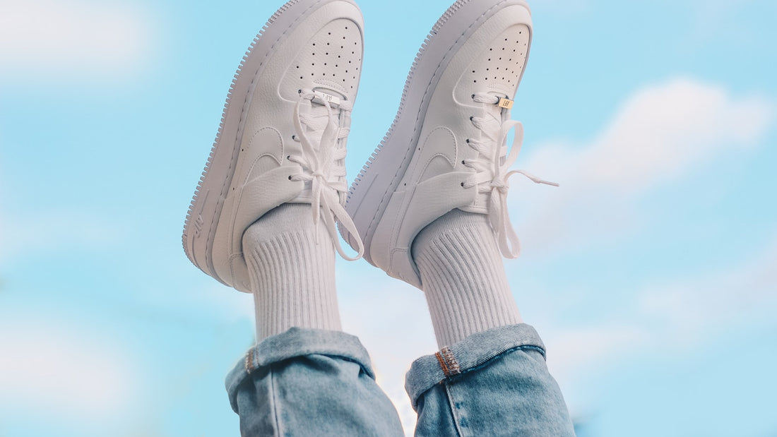 Tênis branco em look casual