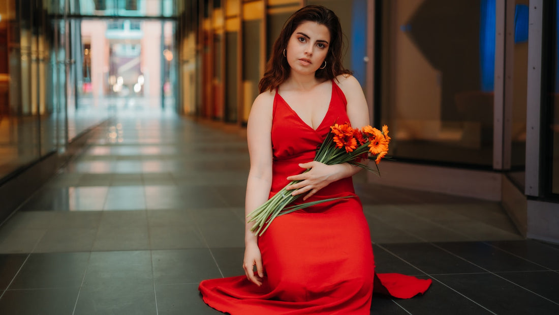 Mulher em look com vestido