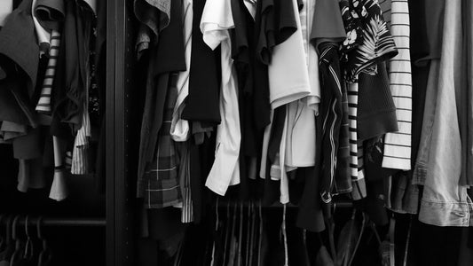 Mulher montando look de moda