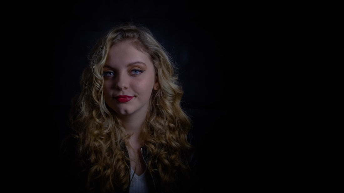 Mulher com maquiagem em retrato de beleza