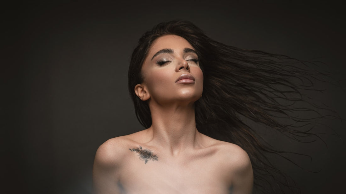 Mulher com maquiagem em retrato de beleza