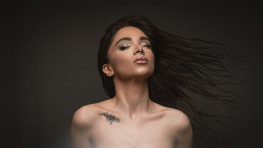 Mulher com maquiagem em retrato de beleza