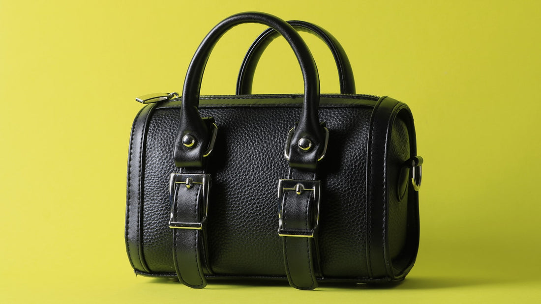 Bolsa de couro preta em fundo amarelo vibrante
