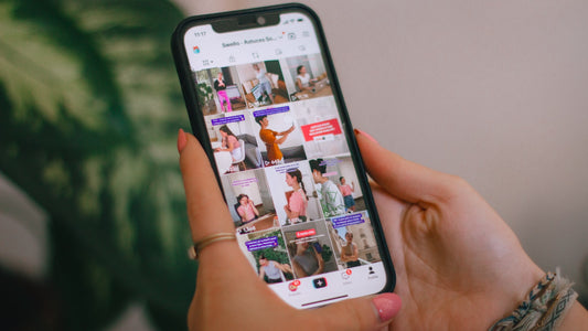 Mulher usando redes sociais no celular