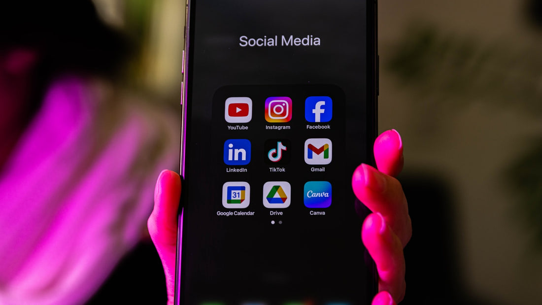 Mulher usando redes sociais no celular
