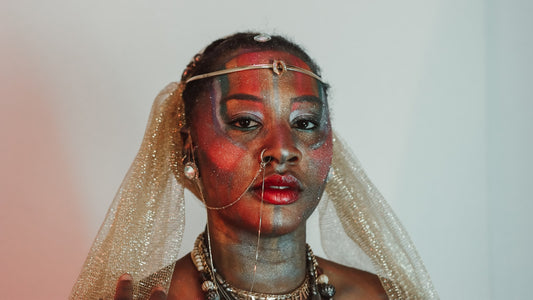Mulher com maquiagem em retrato de beleza